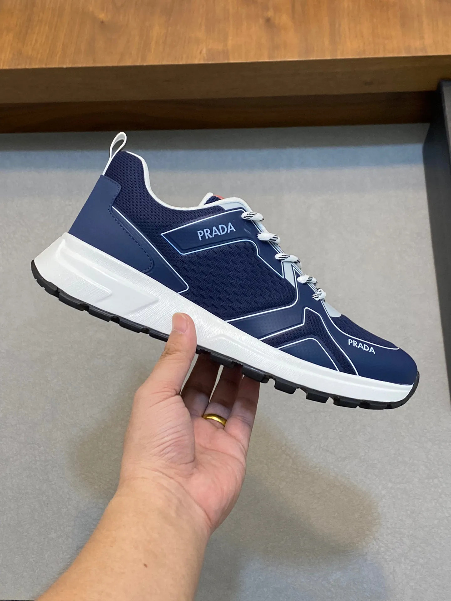 Men's Men's Shoes 💰780 Prada/Prada Men's Leather Casual Sports Shoes, great products made in Guangzhou! Made of imported solid-color calfskin stitched with mesh cowhide upper, three-dimensional geometric segmentation, precision manufacturing, even stitching, the leather texture can be seen at a glance, multi-color splicing, fashionable and generous, soft, comfortable and breathable, decorated with the PRADA letter logo on the outside. The tongue is decorated with the classic letter logo, and the heel is decorated with a fabric strap. It is a classic sports shoe shape of the P family, with a fabric lining, a cowhide footbed with a silver logo, and an exclusive rubber outsole of the P family. The details are carefully crafted, making it a versatile item for travel! Comes with original box and dust bag! Multiple colors available! Size: 39-40-41-42-43-44 standard leather shoe size